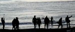 Guardia Civil en la playa de Ceuta con material antidisturbios Tragèdia a Ceuta. Font: Desalambre, elDiario.es