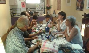#ACTIVITAT: Comencem a cuinar La Família del costat, un projecte d’antiracisme entre veïns i veïnes que sopen juntes