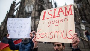 Home sirià a Colònia amb pancarta "Islam contra el sexisme" 