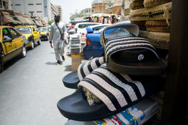 Sabatilles a la venda a un cèntric carrer de Dakar. Foto Sònia Calvó