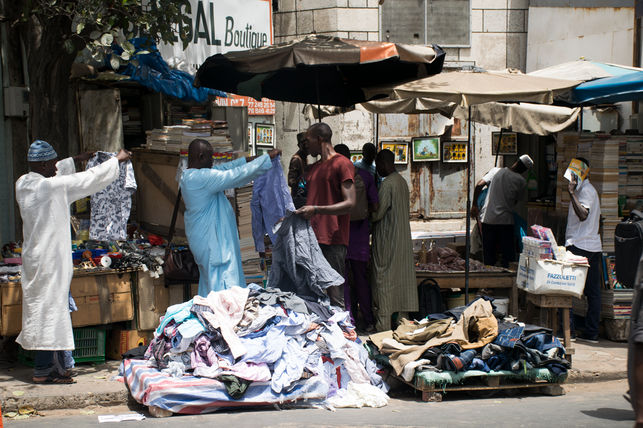 Grup de venedors al centre de Dakar. Foto Sònia Calvó