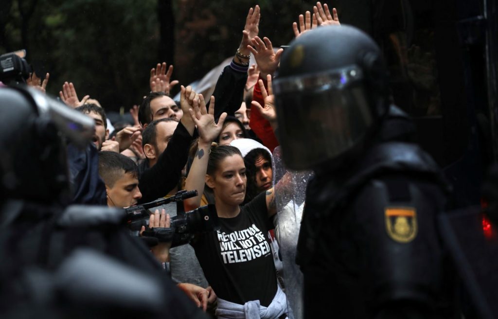 Violència policial l'1 d'octubre. Autoria: Susana Vera.